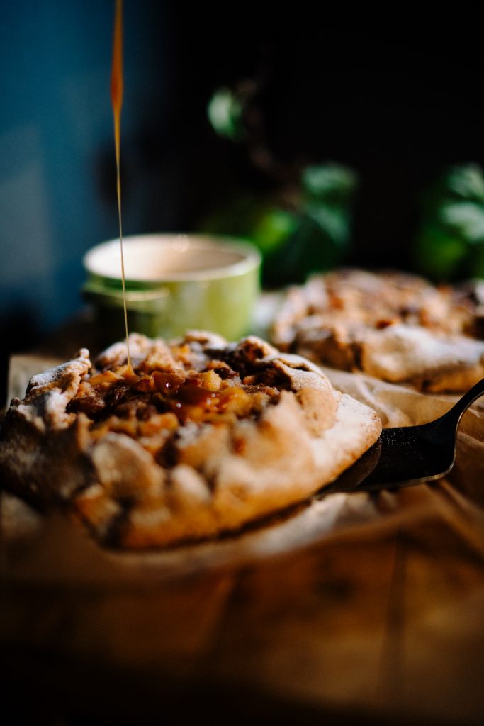 Apfel Galette mit gesalzener Karamellsauce - Tici Kaspar